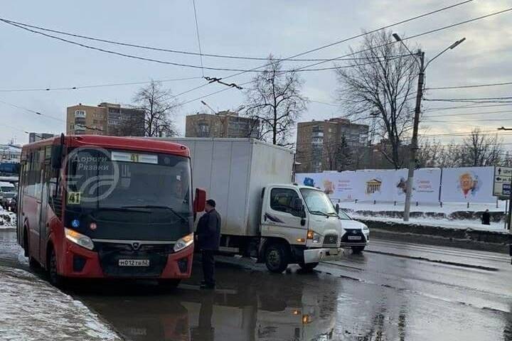 В Рязани на остановке у «Барса» грузовик столкнулся с маршруткой №41