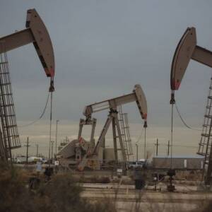 Нефть дешевеет после достижения семилетнего максимума: причина