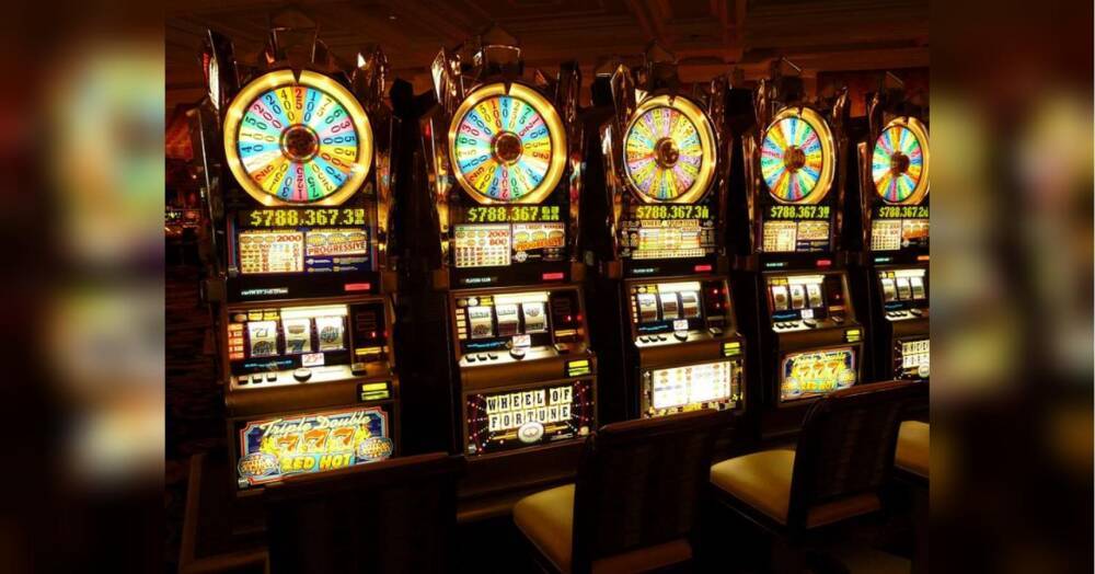 Чоловік залишив казино, не усвідомивши, що виграв 229 тисяч доларів — його розшукали та вручили грошовий приз