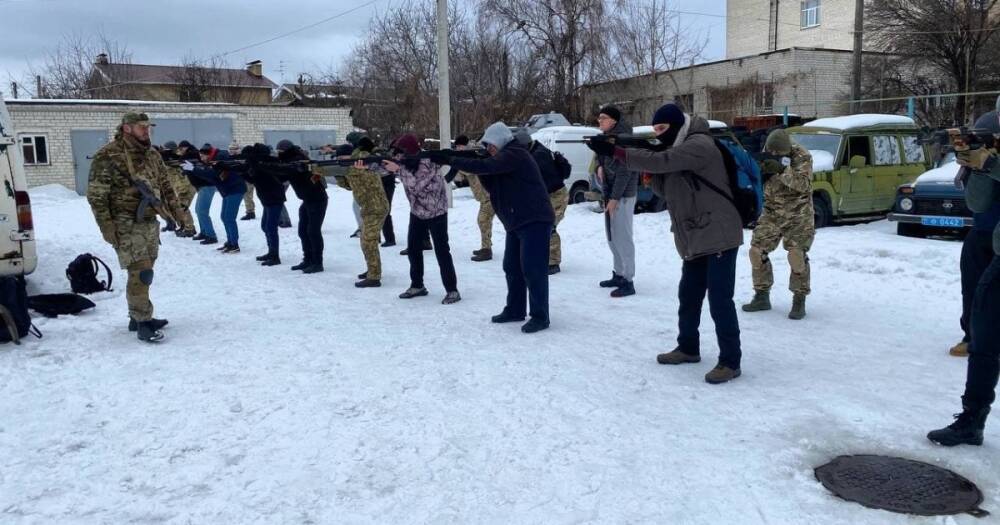 Готовятся к вторжению РФ: в Харькове провели обучение для гражданского населения (фото)