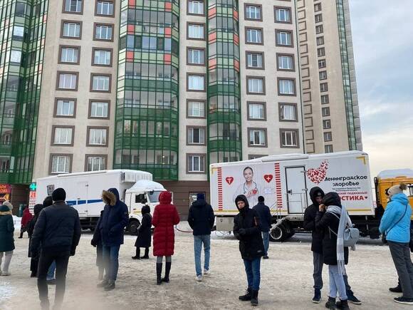 Петербуржцы стоят в очередях в поликлиники, несмотря на «дистанционные больничные»