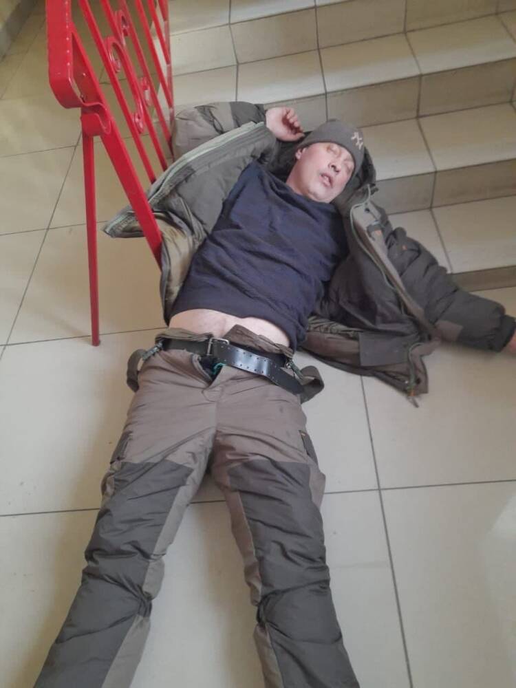 Уральский депутат-единоросс, перебрав спиртного, уснул на лестнице торгового центра