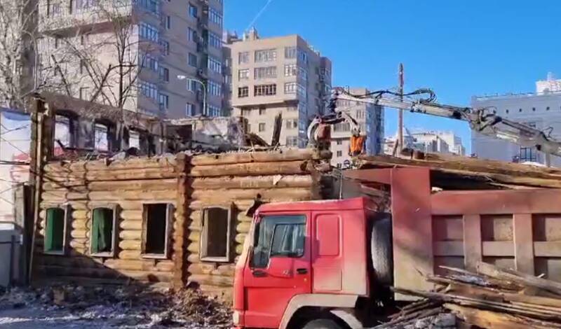 Тюменцы возмутились сносом памятника деревянного зодчества на улице Осипенко