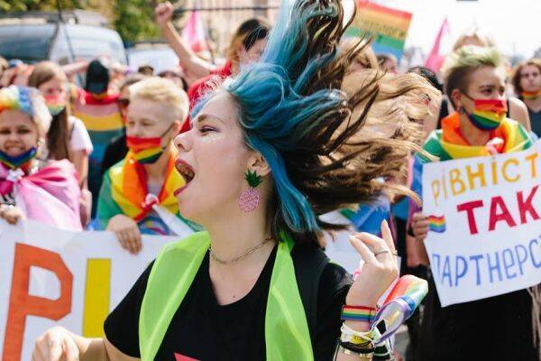 В Харькове геи и лесбиянки идут в одном строю с неонацистами