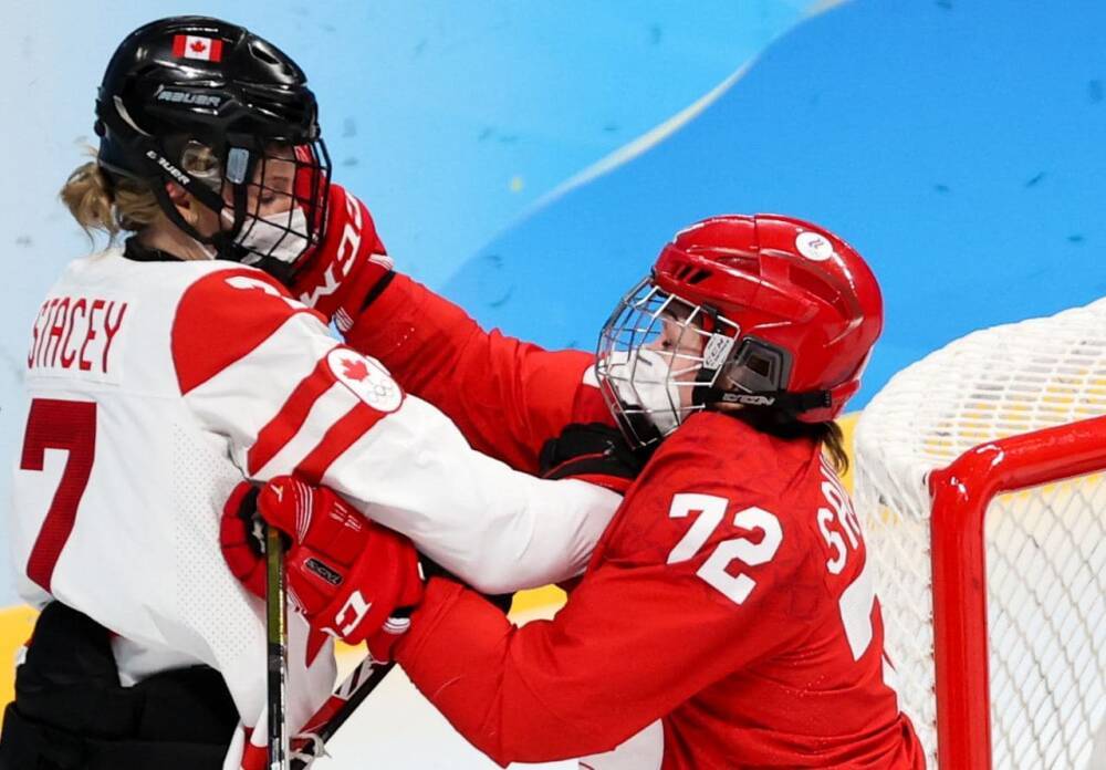 Стало известно, почему женская сборная Канады по хоккею час пряталась от россиянок в раздевалке - Русская семерка