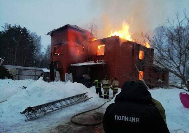 Опубликованы фотографии с места пожара в селе Ласково