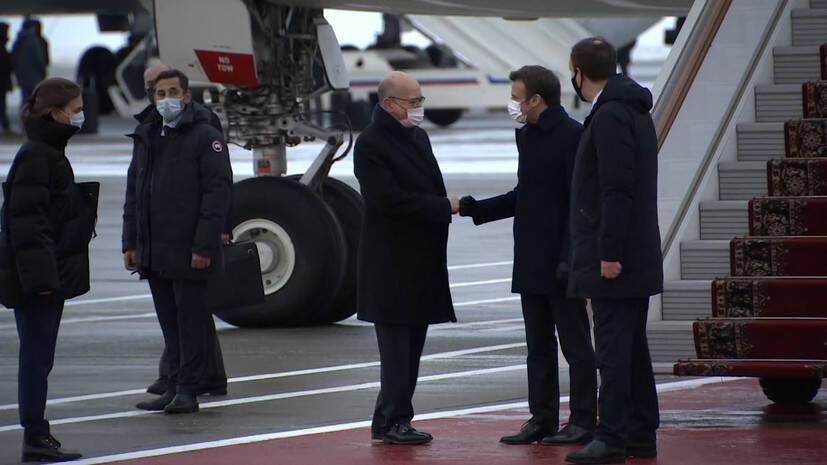 Макрон прилетел в Москву на переговоры с Путиным — видео