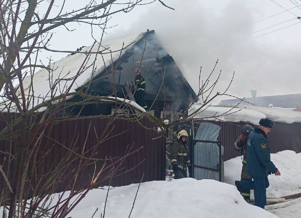 Горожане вытащили человека из горящего дома в Вышнем Волочке Тверской области