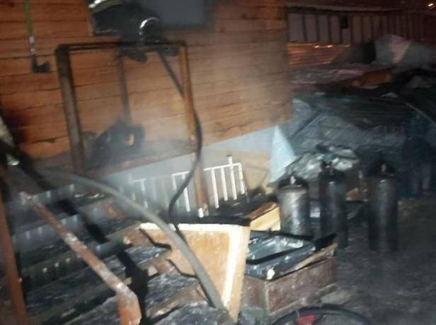 В Новосибирске вынесли три газовых баллона из горящего деревянного дома
