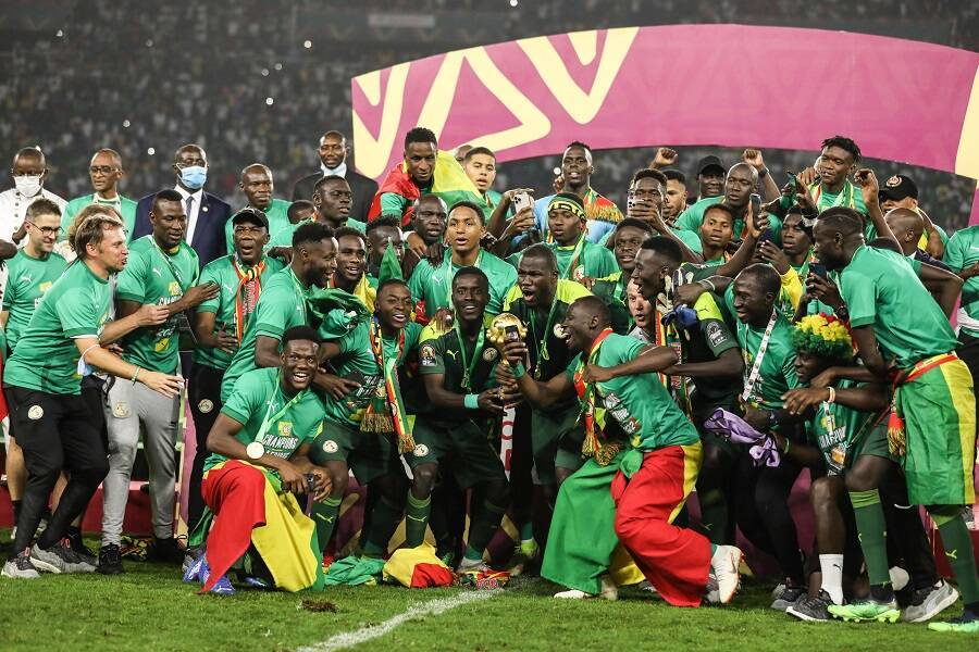 Тысячи людей вышли на улицы Дакара, чтобы поздравить футболистов сборной Сенегала с победой в Кубке Африки. ВИДЕО