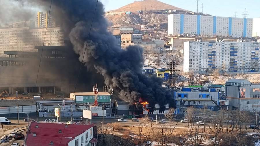 Крупный пожар произошел в павильоне около рынка во Владивостоке