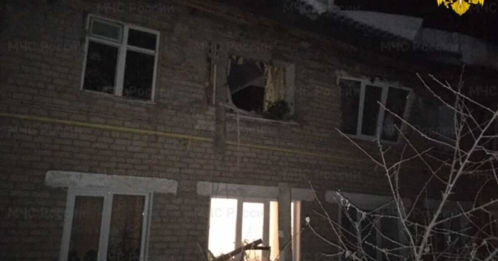 В Оренбуржье снег с крыши разрушил оконные проемы жилого дома