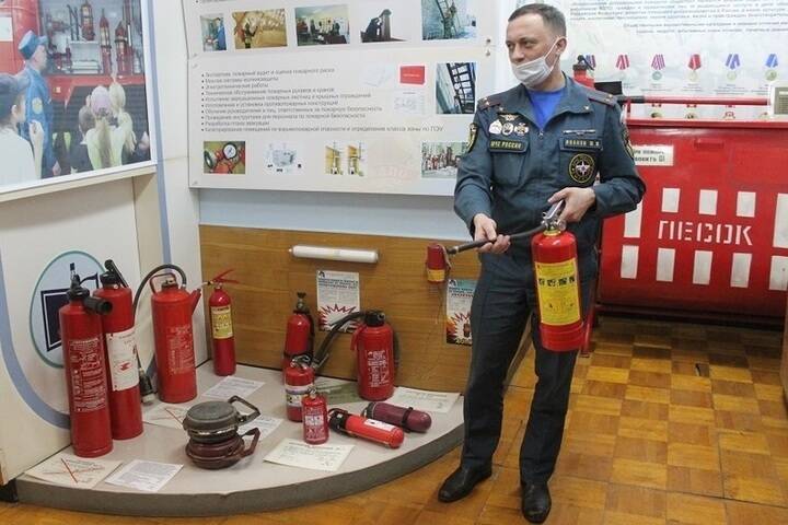 Костромские спасатели отметили «День огнетушителя» лекцией для судентов КГУ