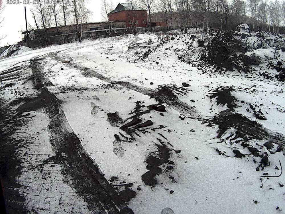 Жители села на Урале жалуются на промышленное загрязнение воздуха и почвы графитовой пылью