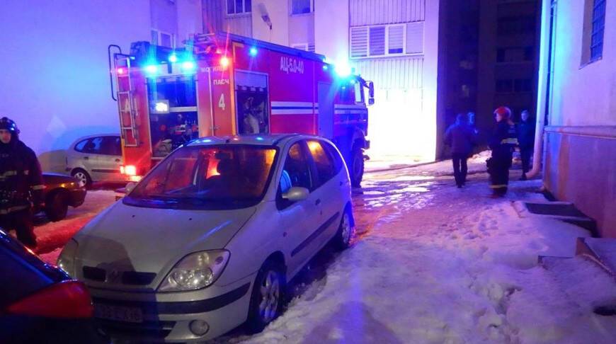 Работники МЧС спасли пенсионерку при пожаре в подвале дома в Могилеве