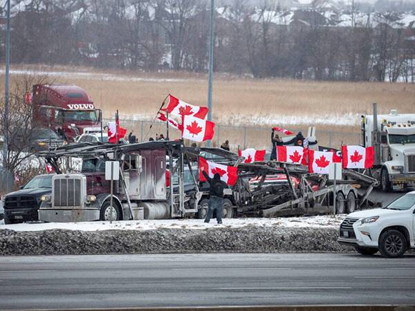 Протестующие против ковид-ограничений перекрыли мост между Канадой и США