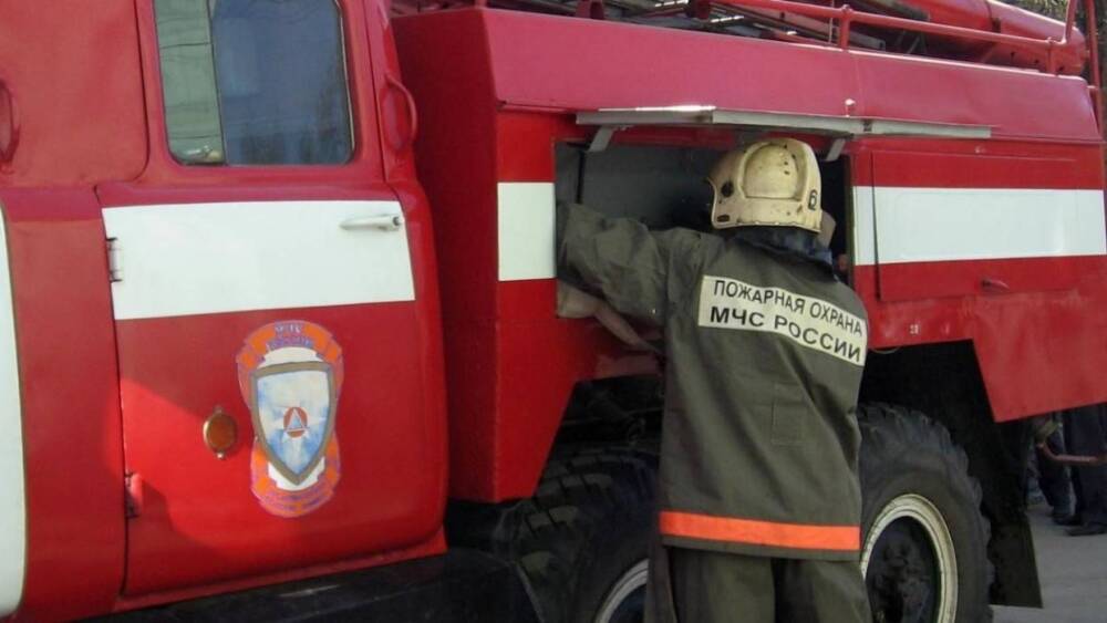 Спасатели тушат горящие бытовки в районе Лужников в Москве