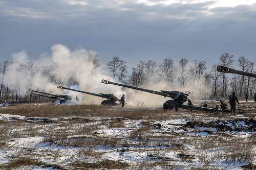 Войска ЮВО России начали тактические учения с артиллерией и бронетехникой