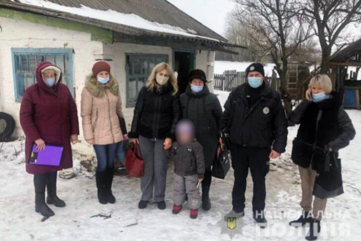Жительница Полтавщины оставила маленькую больную дочь в холодном доме и уехала в Киев