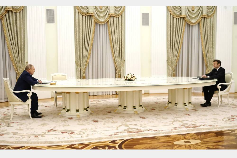 Песков объяснил появление длинного стола между Путиным и Макроном