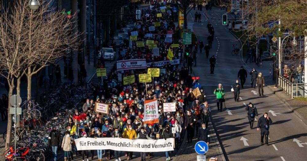 Германия протестует за и против ограничений от COVID-19