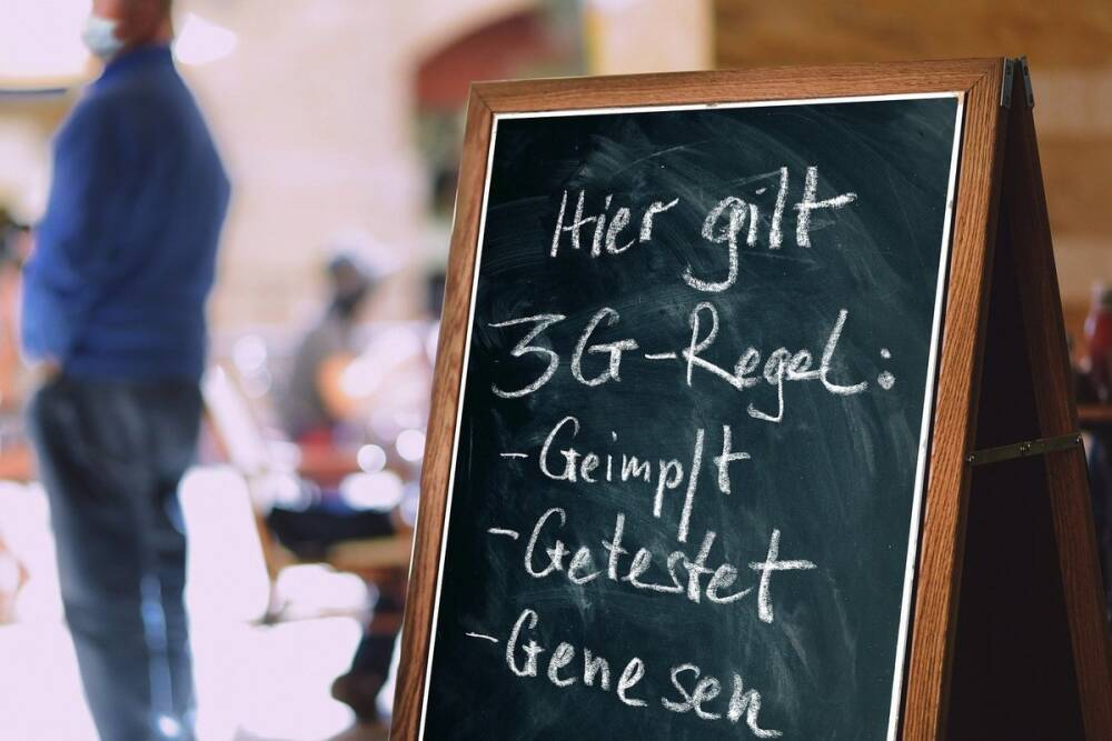 Послабления в Германии: гастрономии позволено работать дольше, отменено 3G в парикмaхeрских