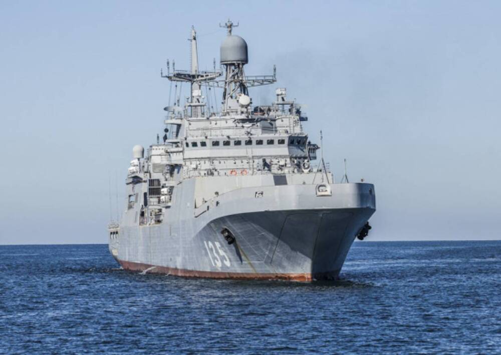 Большие десантные корабли ВМФ РФ проходят проливы Босфор и Дарданеллы на пути в Черное море