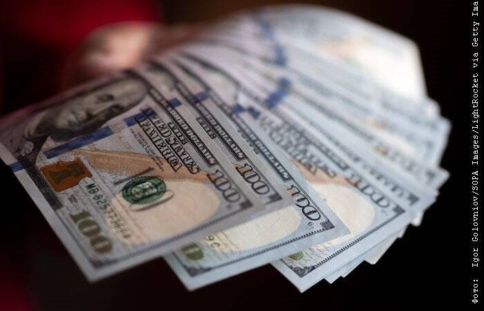 Доллар опустился ниже 75 рублей впервые с 13 января