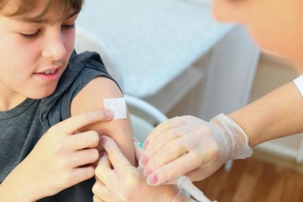 Прививку от коронавируса получили около 41 тысячи подростков