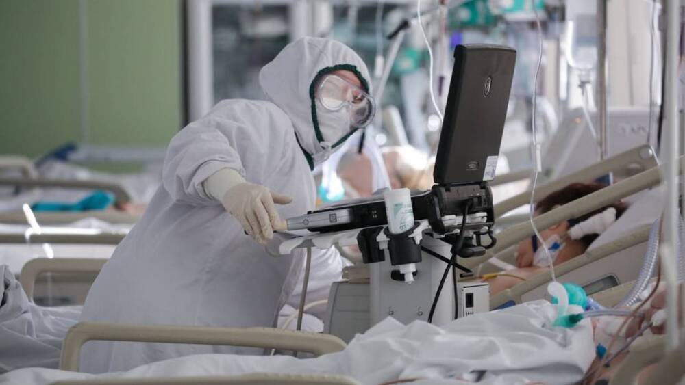 Петербуржцы в три раза чаще попадают в больницы с COVID-19, чем в очереди на выписку