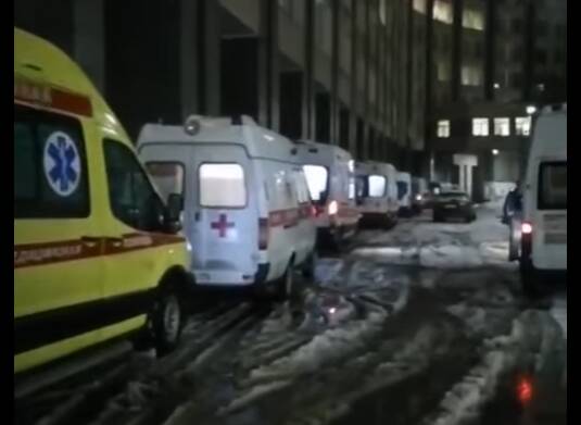 Видео: десятки машин скорой помощи стоят в очереди к одной из петербургских больниц