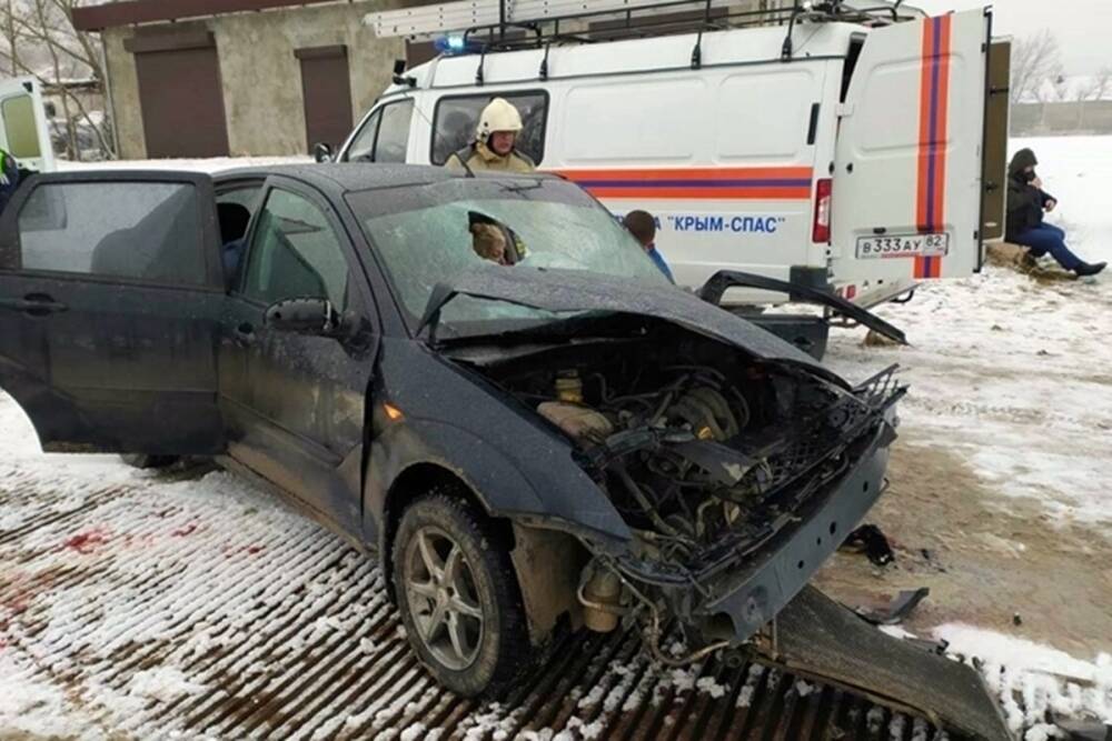 Три человека пострадали в лобовом столкновении «легковушки» с микроавтобусом под Белогорском