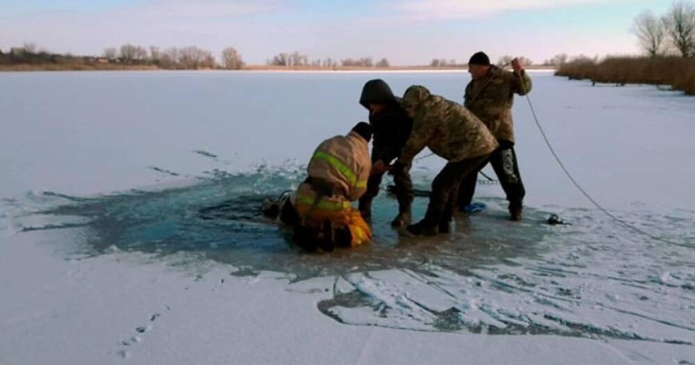 На глазах у жены и друга: под Днепром мужчина утонул в проруби (фото, видео)
