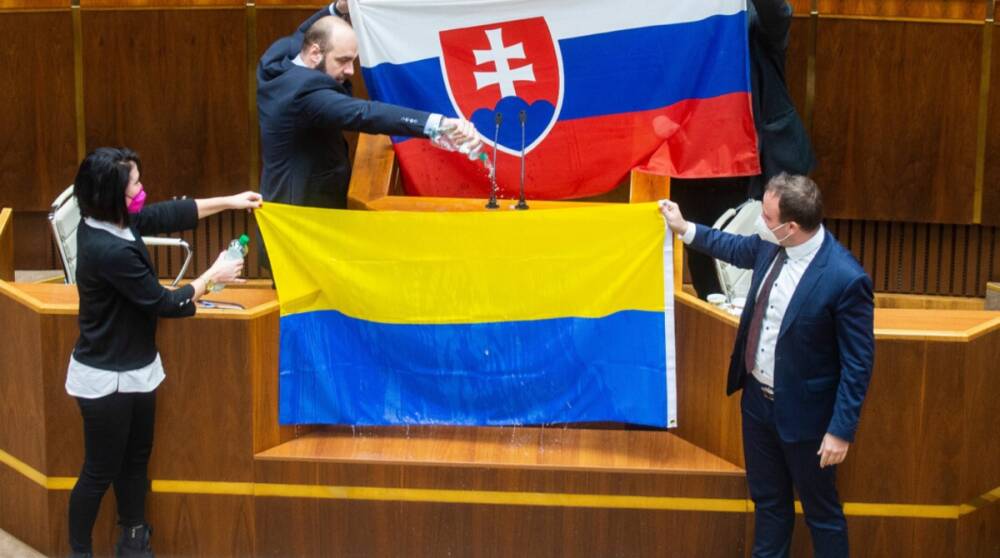 В парламенте Словакии пропутинские депутаты осквернили украинский флаг