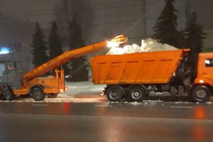 В Курске ночью дороги расчищали от снега 63 единицы спецтехники