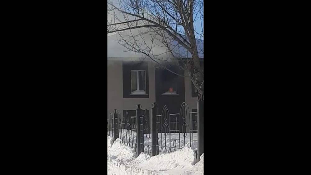 В Южно-Сахалинске загорелось здание бывшего РГТЭУ