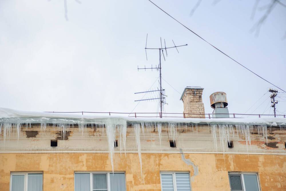 Жителей Тверской области предупредили об опасности падения льда с крыш