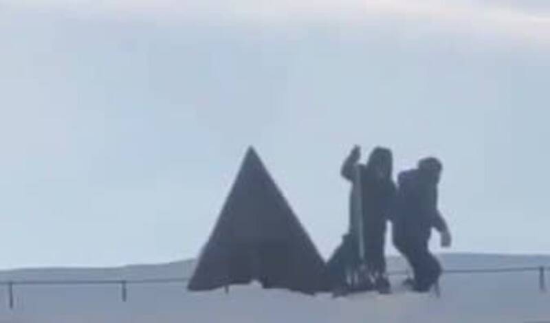В Тюмени на крыше дома замечены рабочие, убирающие снег без страховки