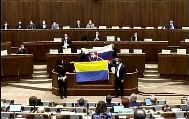 МИД Словакии извинилось перед Украиной за надругательство над флагом