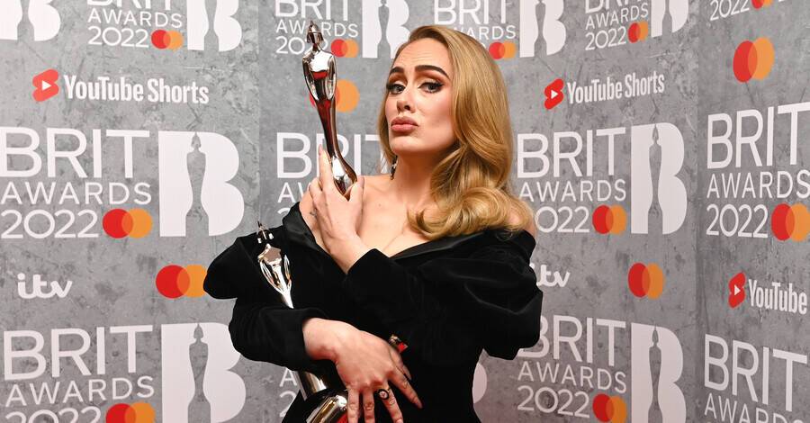 Адель появилась на премии BRIT Awards в платье украинского бренда Marianna Senchina