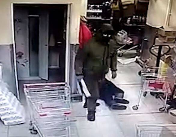 СК опубликовал видео разбойного нападения в подмосковном магазине