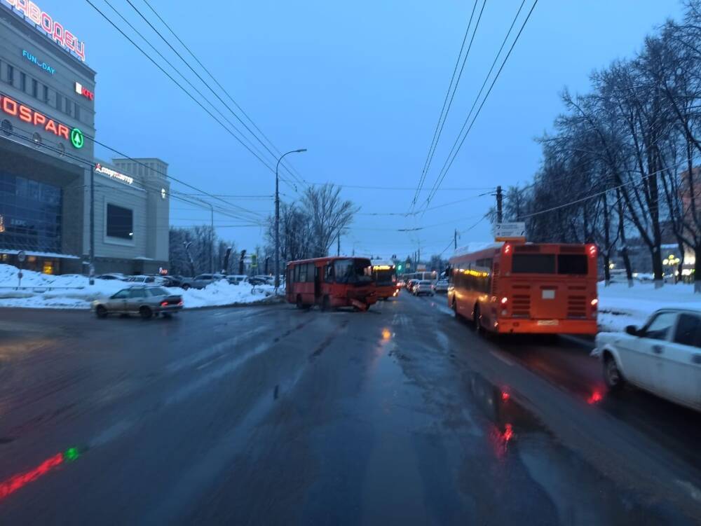 Женщина пострадала при столкновении двух автобусов в Автозаводском районе