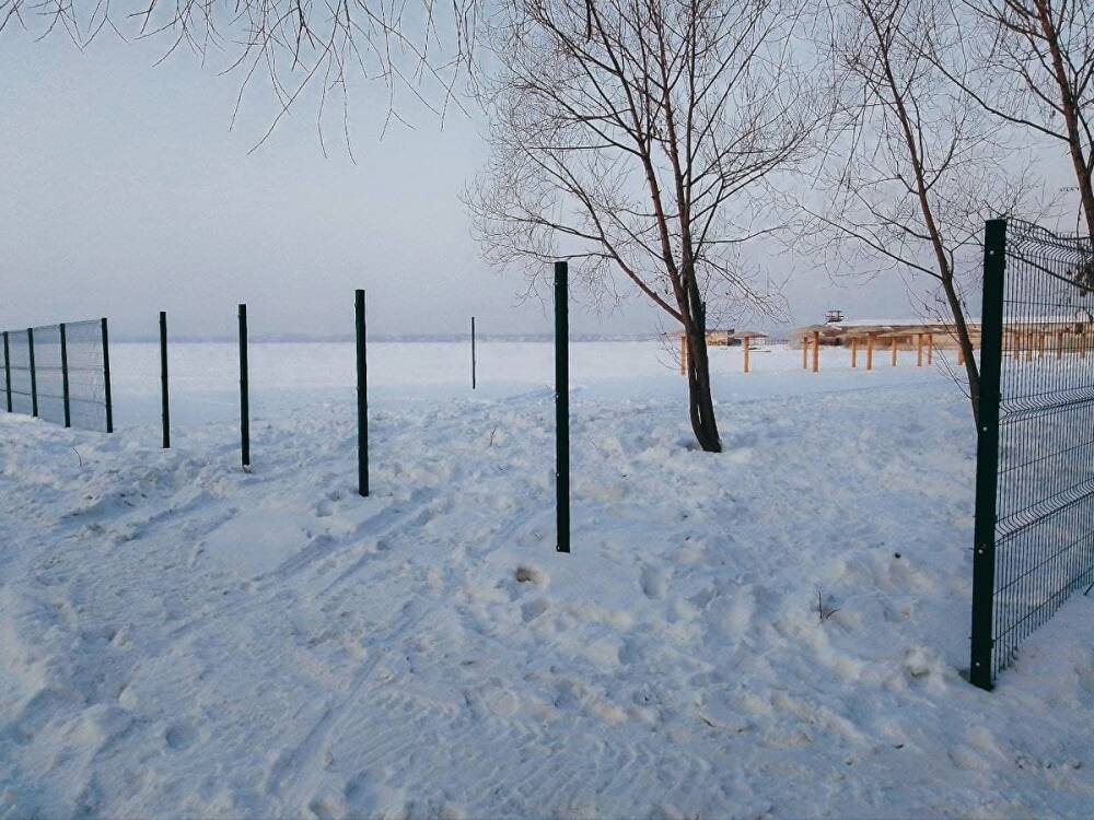 В Челябинске неизвестные украли металлический забор с городского пляжа