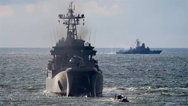 Россия начинает большие сухопутные и морские маневры близ границ с Украиной