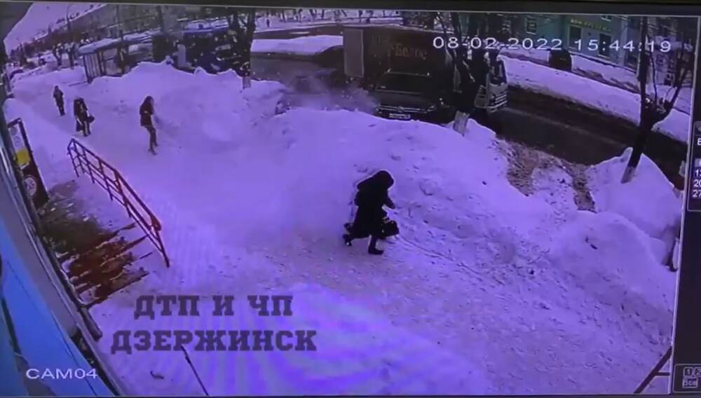 Прокуратура начала проверку после падения снега на женщину с ребенком в Дзержинске