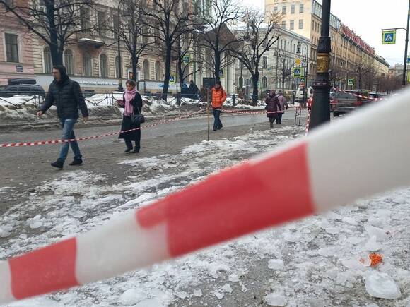 «Мы немножко отстаем»: в администрации Центрального района Петербурга объяснили плохую уборку снега «сложными кровлями» и запаркованностью