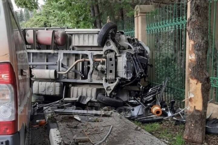В ДТП с двумя грузовиками в Лазаревском районе Сочи пострадал человек