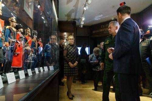 Сергей Шойгу ознакомился с экспозицией Музея военной формы в Москве