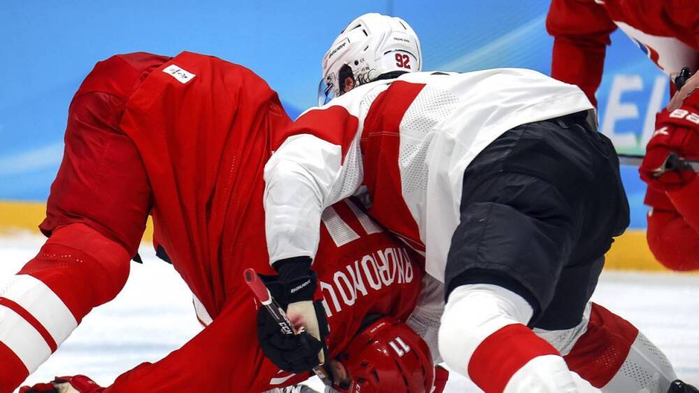Хоккеисты сборных России и Швейцарии подрались во время матча на ОИ