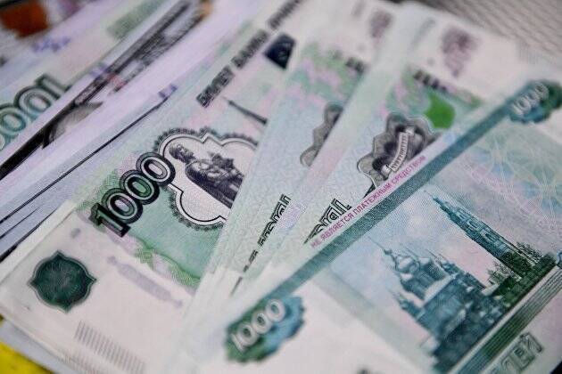 По данным Мосбиржи, на 16.01 мск курс доллара падает до 74,77 рубля, курс евро - до 85,51 рубля